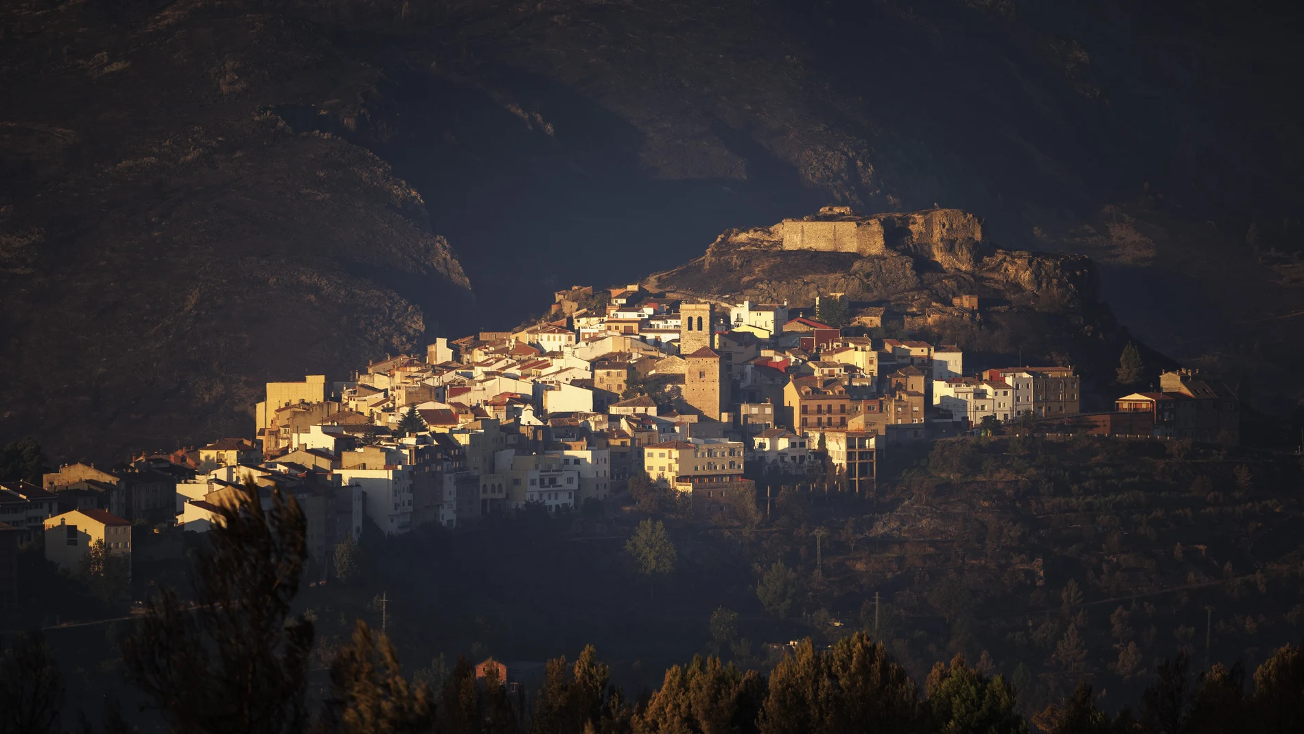 Vista general del pueblo de Bejís, con los alrededores quemados debido al incendio forestal que ha quemado 19.000 hectáreas