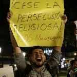 Exiliados nicaragüenses en Costa Rica participan en la "Vigilia de Fe y Libertad", para protestar contra la detención del obispo de Matagalpa, Rolando Álvarez