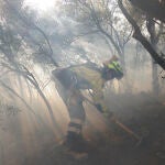 Un brigada forestal de Castilla-La Mancha realiza labores de extinción en El Toro (Castellón)