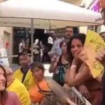 Una vecina de Vila de Gràcia regala a Ada Colau una cucaracha gigante en honor a la suciedad de las calles de Barcelona.