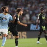 El centrocampista delantero del Real Madrid Luka Modric (c) pelea un balón con Gonçalo Paciencia (i), del Celta, durante el partido de Liga en Primera División que se disputa este sábado en el estadio de Balaídos, en Vigo. EFE/Salvador Sas