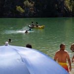 Varias personas pasan el día en la playa del embalse de Bolarque, a 20 de agosto, en Guadalajara