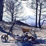 Una motocicleta quemada a la entrada de Vall d'Ebo por el incendio forestal