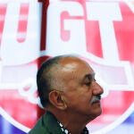 El secretario general de UGT, Pepe Álvarez, atiende a los medios de comunicación antes de reunirse con la sección sindical de UGT de Supermercados El Árbol, este lunes en Coslada (Madrid)