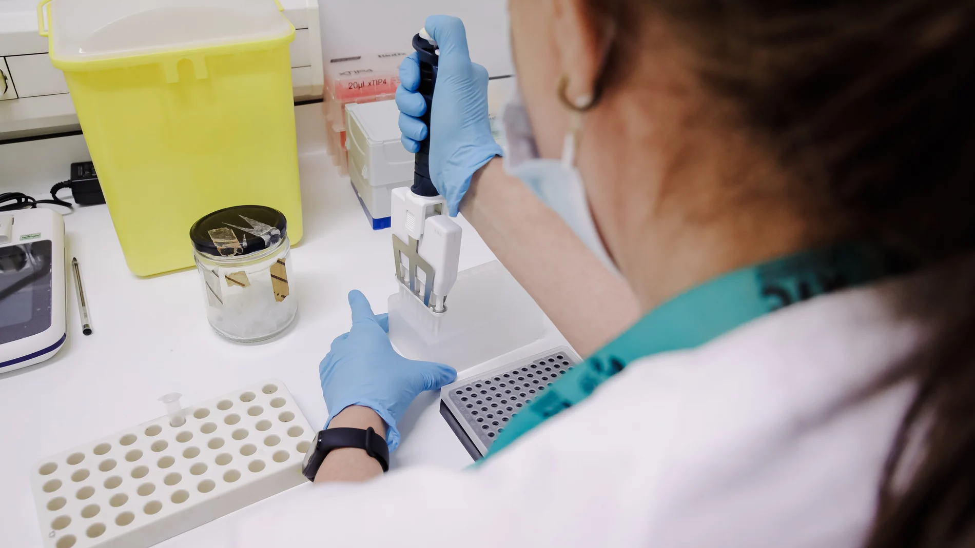 Una enfermera prepara una PCR para el análisis de la viruela del mono