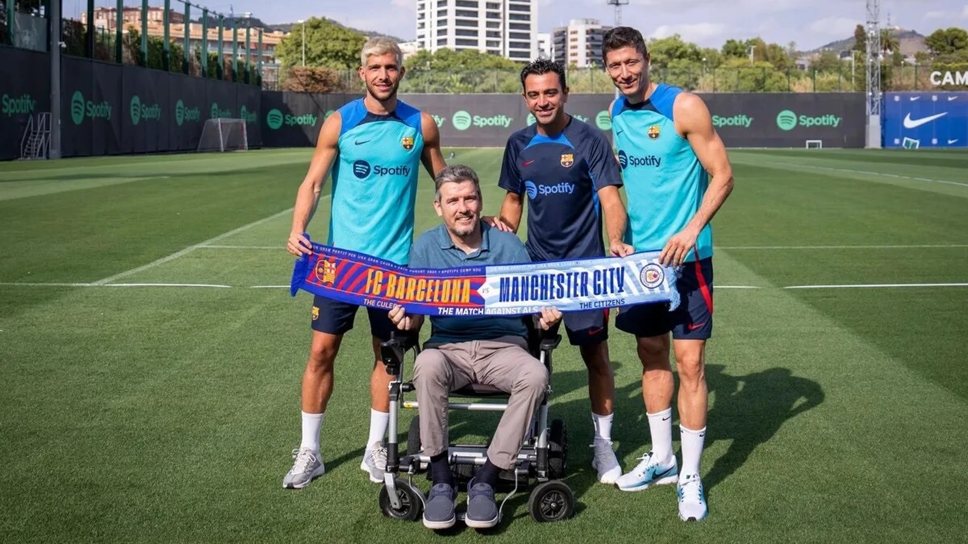 Juan Carlos Unzué, junto a Xavi Hernández, Robert Lewandowski y Sergi Roberto en la previa del Barcelona - Manchester City por la ELA