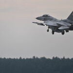 Lask (Poland), 23/08/2022.- Un avión de combate F-16 aterrizando. (Polonia) EFE/EPA/Grzegorz Michalowski