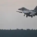 Lask (Poland), 23/08/2022.- Un avión de combate F-16 aterrizando. (Polonia) EFE/EPA/Grzegorz Michalowski