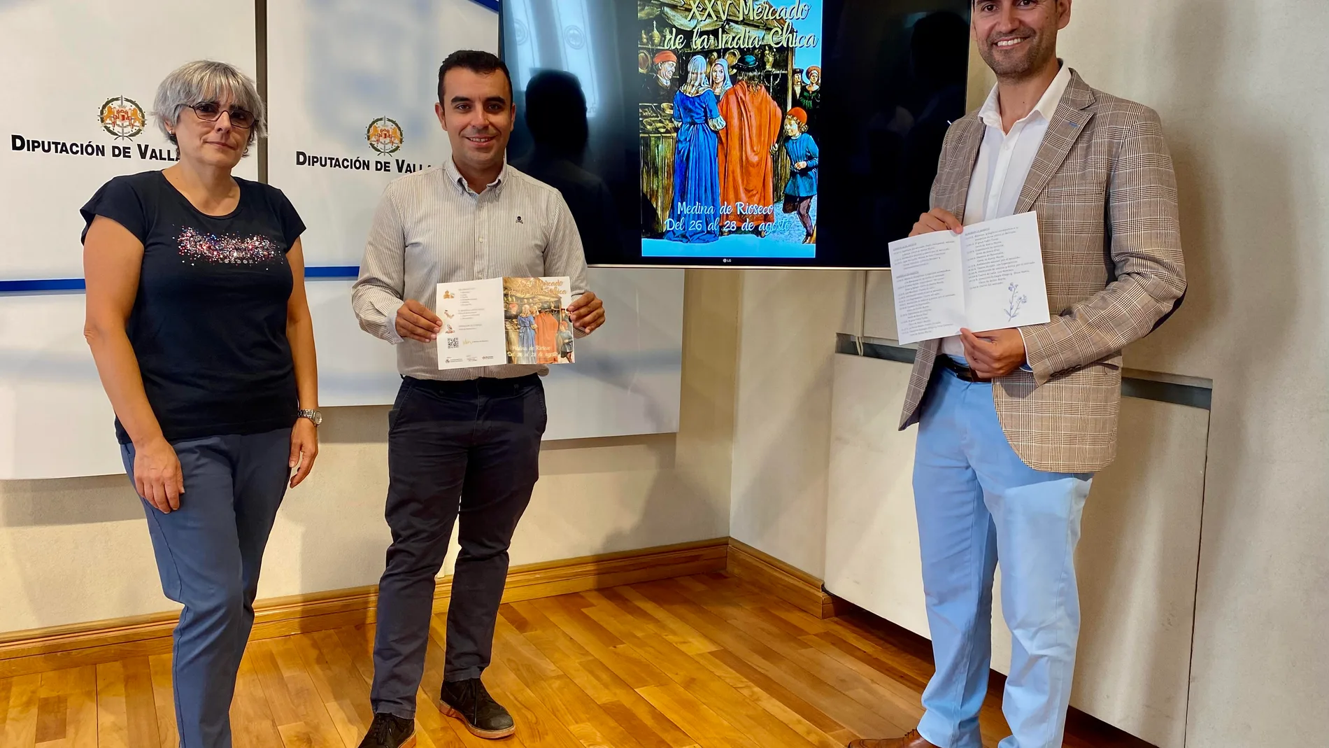 El alcalde de Medina de Rioseco y diputado provincial vallisoletano, David Esteban; el concejal de Turismo, Pablo Rodríguez Santo Tomás y la técnico de Turismo Pilar Pérez Salán, presentan el mecado