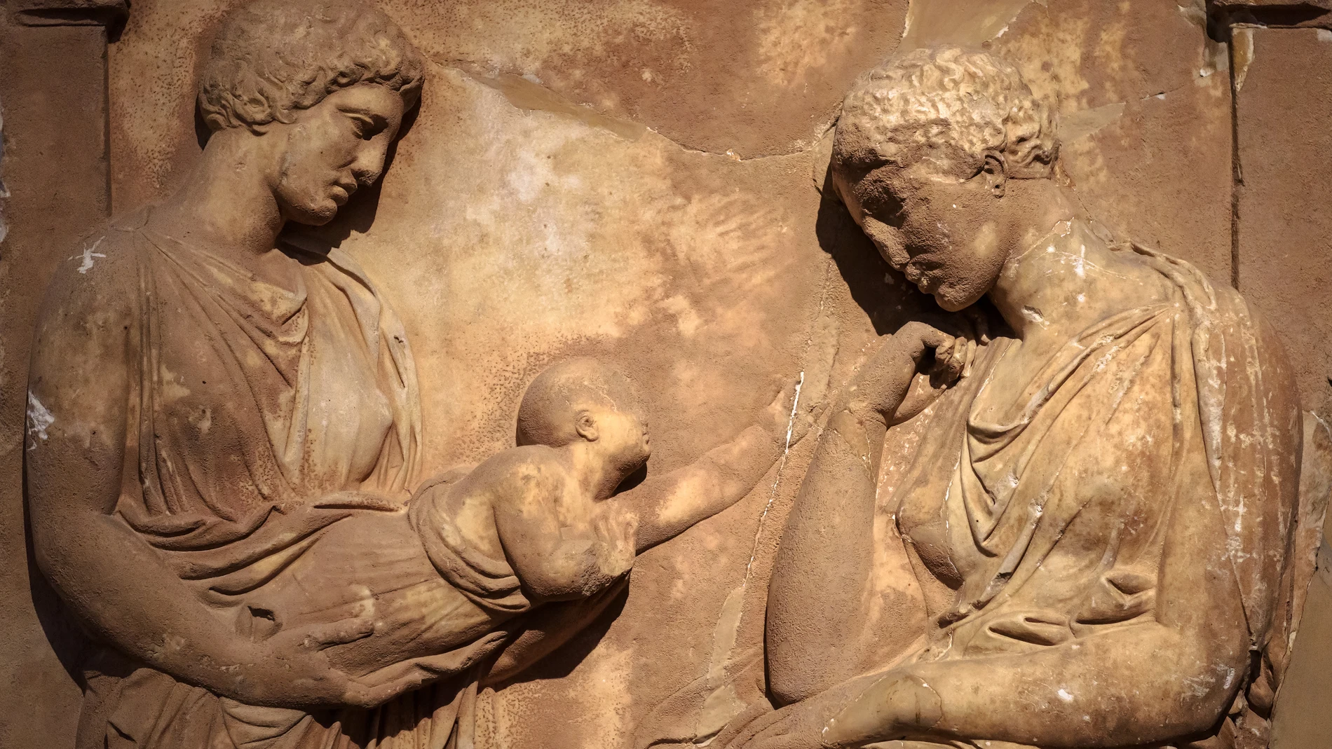 En la religión griega, los niños eran considerados muy importantes por el simbolismo de pureza, e incluso tratados como dioses ya que el nacimiento se consideraba contrario a la muerte