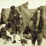 La última foto de George Mallory y Andrew Irvine. Fue tomada el 7 de junio de 1924 antes de partir hacia la cima del Everest. Si alcanzaron la cima o no es todavía un misterio