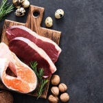 La vitamina B12 está presente en el pescado, en la carne, en las aves de corral, en los huevos y en los lácteos