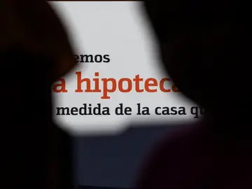 Imagen de un banco anunciando su oferta en hipotecas Imagen de un banco anunciando su oferta en hipotecas