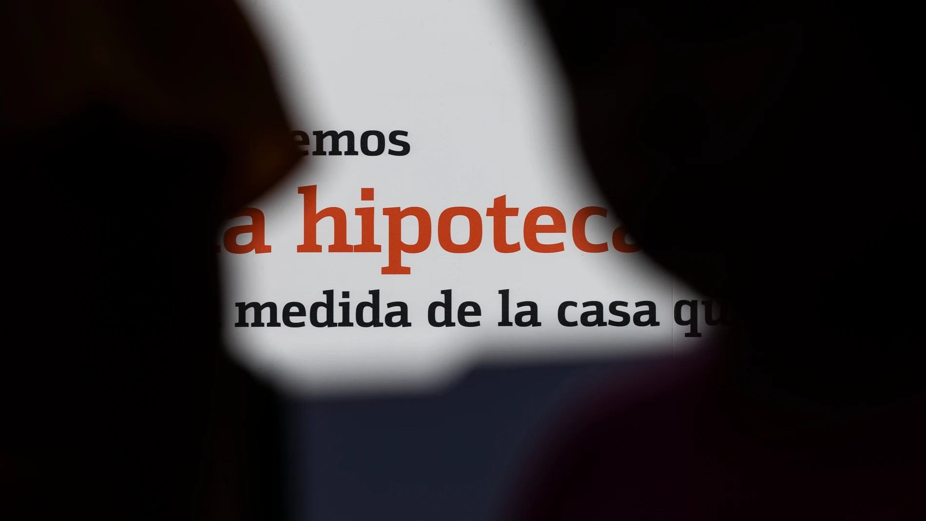 Imagen de un banco anunciando su oferta en hipotecas