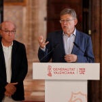 El president de la Generalitat, Ximo Puig junto al presidente de la Asociación Empresarial Hotelera y Turística de la Comunitat Valenciana (Hosbec) Antonio Mayor (i)