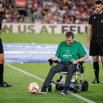 Juan Carlos Unzué hizo el saque de honor del partido