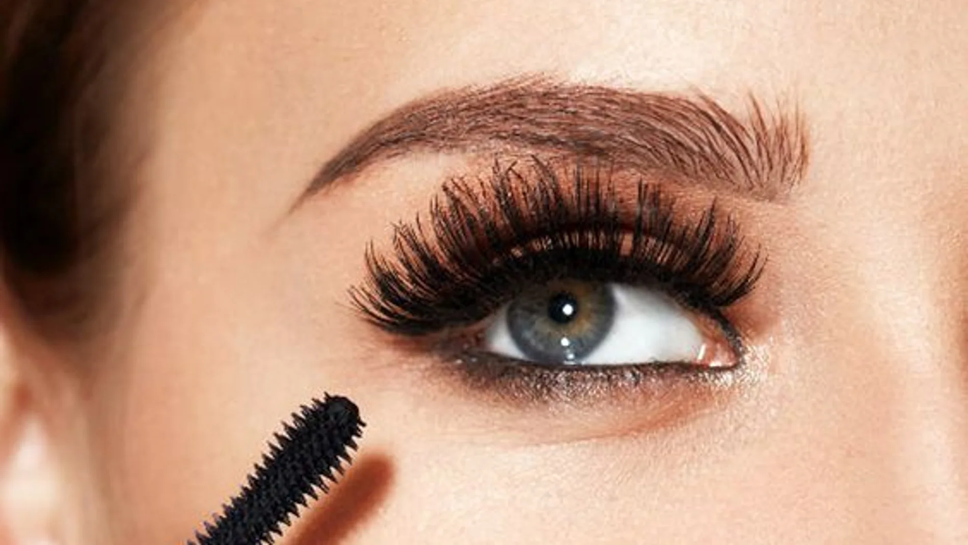 La máscara que promete unas pestañas de infarto con un solo gesto, y las usuarias confirman sus resultados