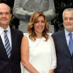 Susana Díaz, flanqueada por Chaves y Griñán, en el Parlamento andaluz