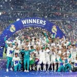 Los jugadores del Real Madrid celebran la décimo cuarta Champions en París