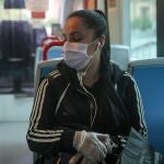 Una joven con mascarilla en el Metrocentro de Sevilla