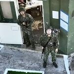 Dos soldados taiwaneses ante la presencia de un dron chino sobre una base militar en una isla de Taiwán