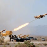 Lanzamiento de un dron militar iraní durante un simulacro de dos días del Ejército en un lugar no revelado de Irán