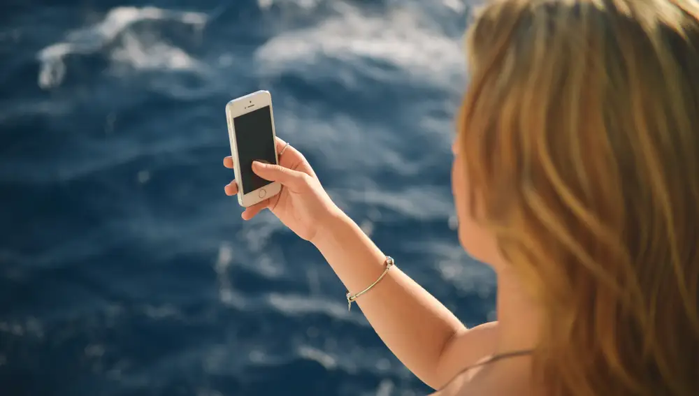 Es muy frecuente que un día en la piscina o en la playa se convierta en un auténtico drama, después de que el teléfono móvil se nos haya caído al agua | Fuente: Pixabay/ Stokpic