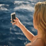 Es muy frecuente que un día en la piscina o en la playa se convierta en un auténtico drama, después de que el teléfono móvil se nos haya caído al agua | Fuente: Pixabay/ Stokpic