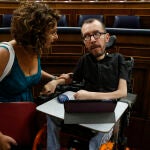 La ministra de Hacienda, María Jesús Montero (i) conversa con el portavoz parlamentario de Unidas Podemos, Pablo Echenique