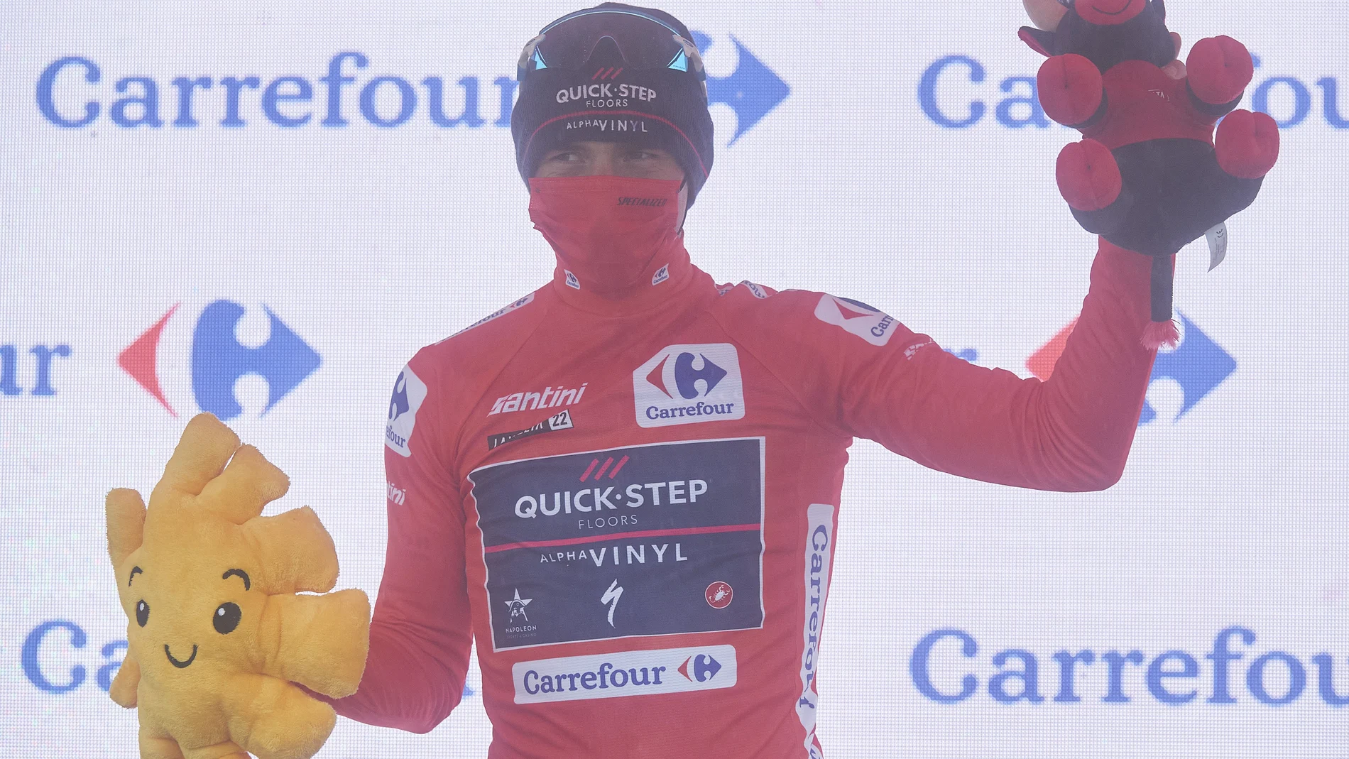 Evenepoel, con el maillot rojo, en el podio
