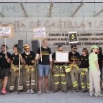 Concentración de los trabajadores de incendios forestales ante la Consejería de Medio Ambiente
