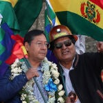 El presidente de Bolivia, Luis Arce junto al ex presidente Evo Morales, en una concentración con la marcha de miles de mineros e indígenas y movimientos sociales en la Plaza San Francisco de La Paz