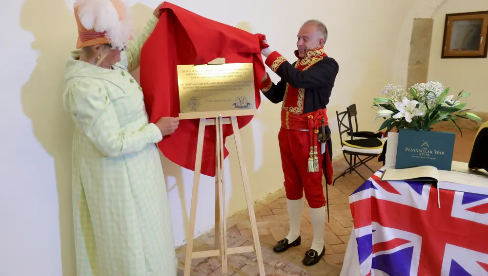 Más de medio centenar de miembros de asociaciones napoleónicas de España, Reino Unido y Portugal se reúnen en el Fuerte de la Concepción, en el municipio de Aldea del Obispo, en Salamanca, con trajes de la época, para la firma de un convenio de buenas relaciones