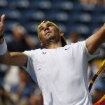 Nadal saca durante un entrenamiento en los días previos a competir en el US Open