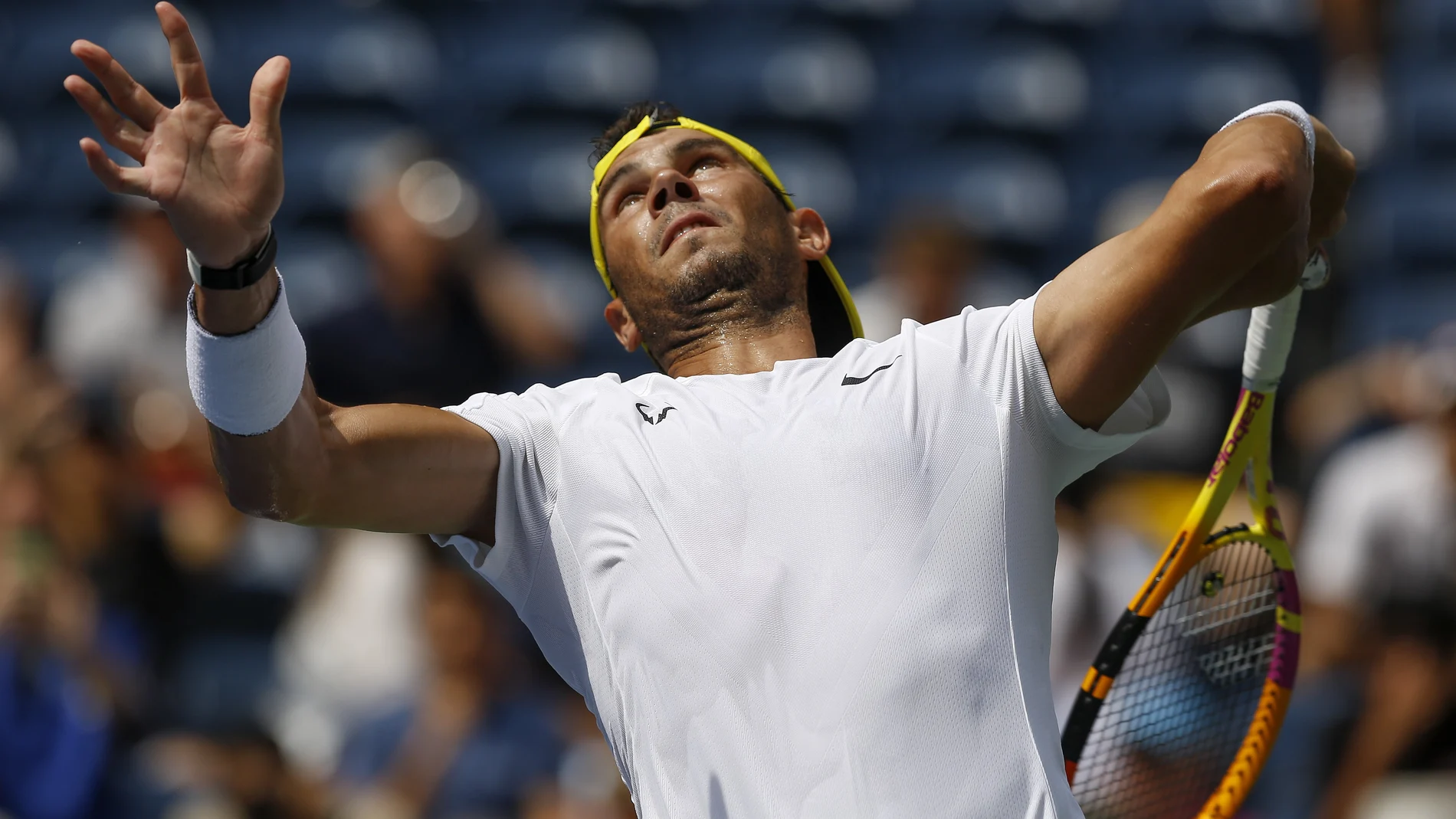 Nadal saca durante un entrenamiento en los días previos a competir en el US Open