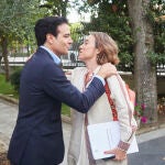 El europarlamentario del PP y moderador del curso, Pablo Zalba y la secretaria general del PP y portavoz en el Congreso, Cuca Gamarra, se saludan a su llegada a la IV edición de los Cursos Europeos de Verano,