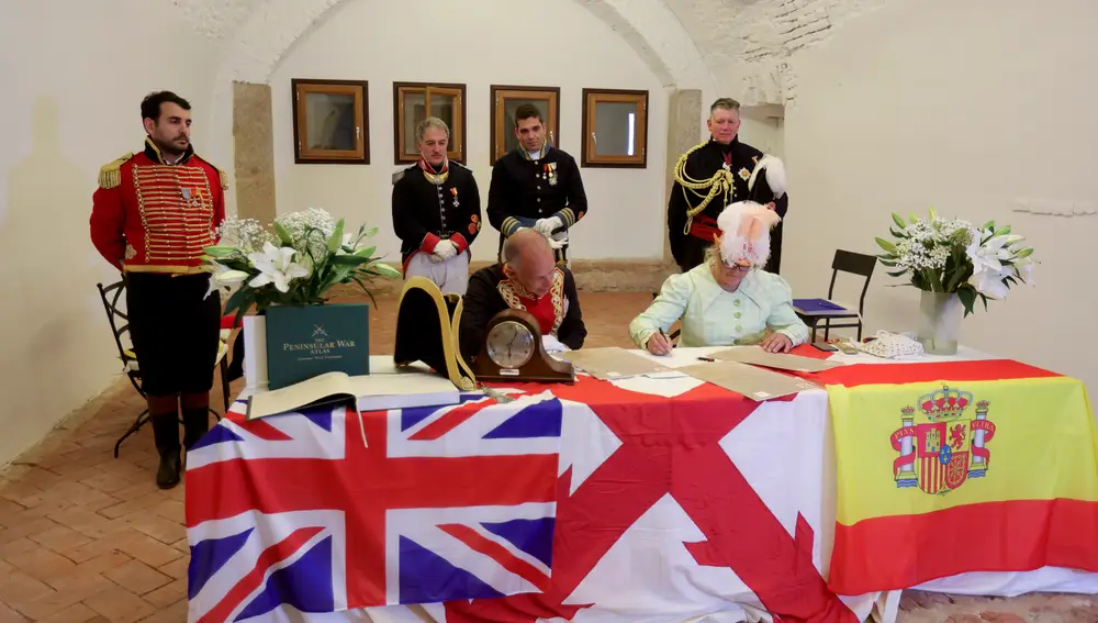 Más de medio centenar de miembros de asociaciones napoleónicas de España, Reino Unido y Portugal se reúnen en el Fuerte de la Concepción, en el municipio de Aldea del Obispo, en Salamanca, con trajes de la época, para la firma de un convenio de buenas relaciones