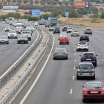 Varios vehículos circulan por la autovía A-5 