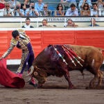 El diestro mexicano Leo Valadez con el primero de los de su lote, al que cortó una oreja, en Bilbao. EFE/Javier Zorrilla