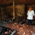Un hombre supervisa los destrozos producidos durante los enfrentamientos en la capital de Libia, Trípoli este sábado