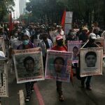 Madres y padres de los 43 estudiantes de magisterio de la Escuela Normal de Ayotzinapa, desaparecidos la noche del 26 de septiembre de 2014, marchan el 26 de agosto de 2022 por en el emblemático Paseo de la Reforma de Ciudad de México.