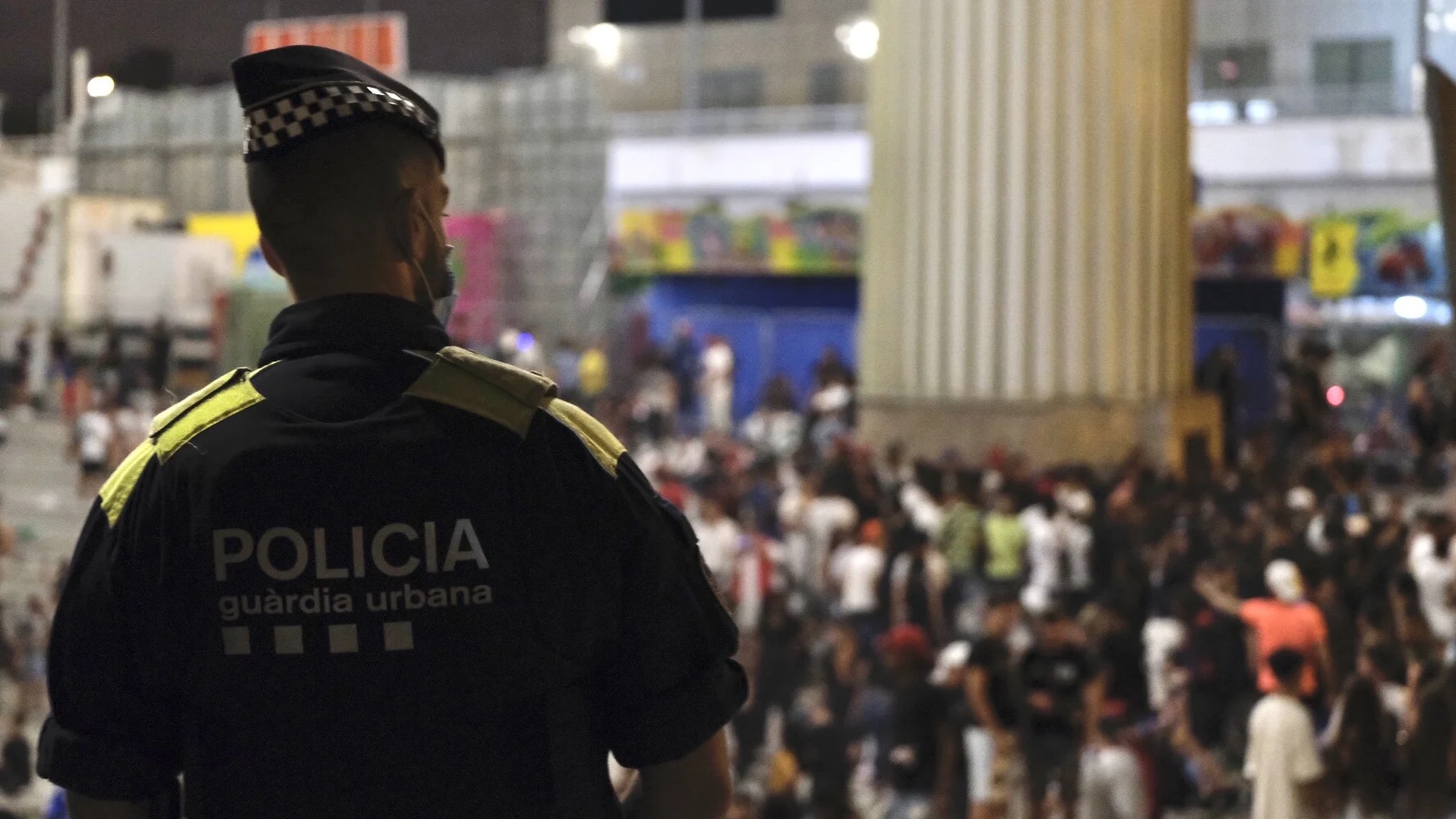 Agentes de la Guardia Urbana en las fiestas de Sants