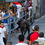 Un hombre salta la valla ante la presencia de un todo en el encierro de Cuéllar