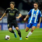 El centrocampista del Real Madrid Luka Modric (i) se escapa de Sergi Darder, del RCD Espanyol, durante el partido de la tercera jornada de LaLiga que RCD Espanyol y REal Madrid juegan hoy domingo en el RCDE Stadium. EFE/Enric Fontcuberta