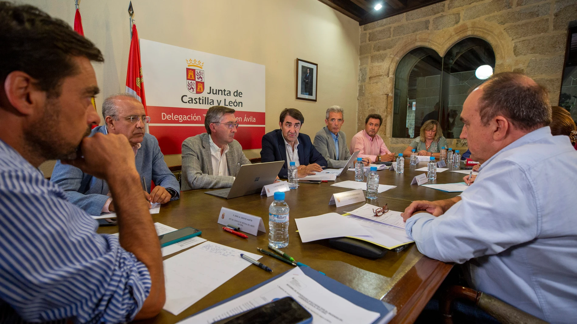 El consejero de Medio Ambiente, Vivienda y Ordenación del Territorio, Juan Carlos Suárez-Quiñones, mantiene una reunión de trabajo con los alcaldes de Cebreros, El Hoyo de Pinares y San Bartolomé de Pinares, afectados por incendios forestales