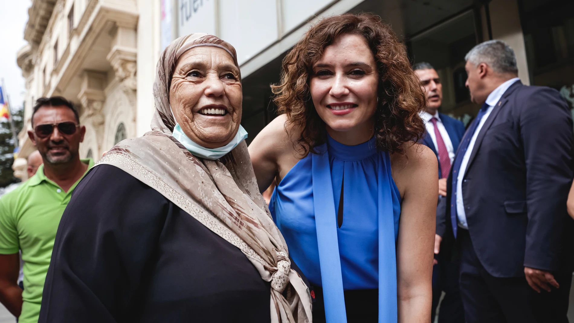 Ayuso, junto a una vecina de Ceuta este lunes