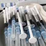 Jeringuillas cargadas con la vacuna de Pfizer contra la Covid-19 listas para inocular.