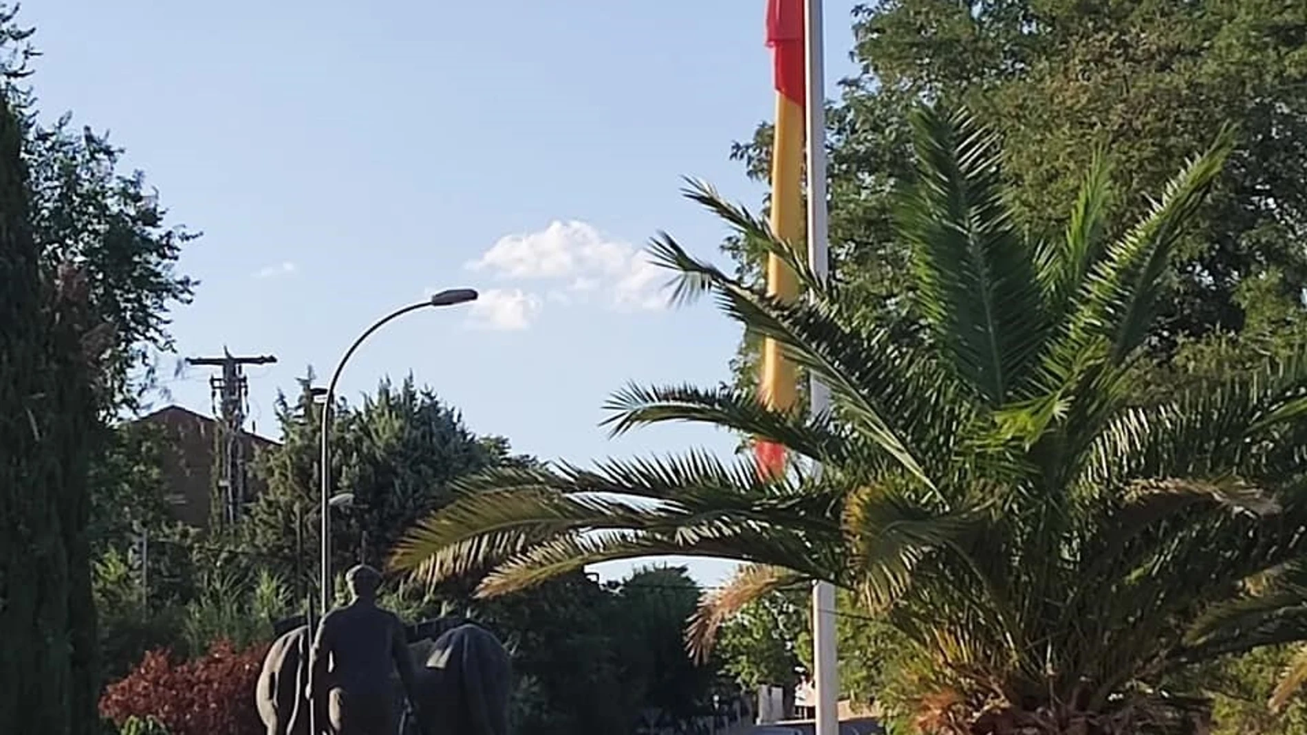 Bandera de España a media asta un hombre una cornada en los encierros de Alalpardo (Madrid) AYUNTAMIENTO DE VALDEOLMOS-ALARP 29/08/2022