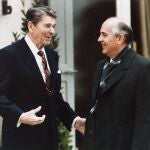 Ronald Reagan, a la izquierda, y el líder soviético Mijail Gorbachov hablan durante su reunión fuera de la vila Fleur D'Eau en Versoix, cerca de Ginebra, Suiza, el martes 19 de noviembre de 1985