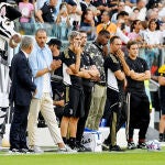 Paul Pogba presencia en la banda un encuentro de la Juve